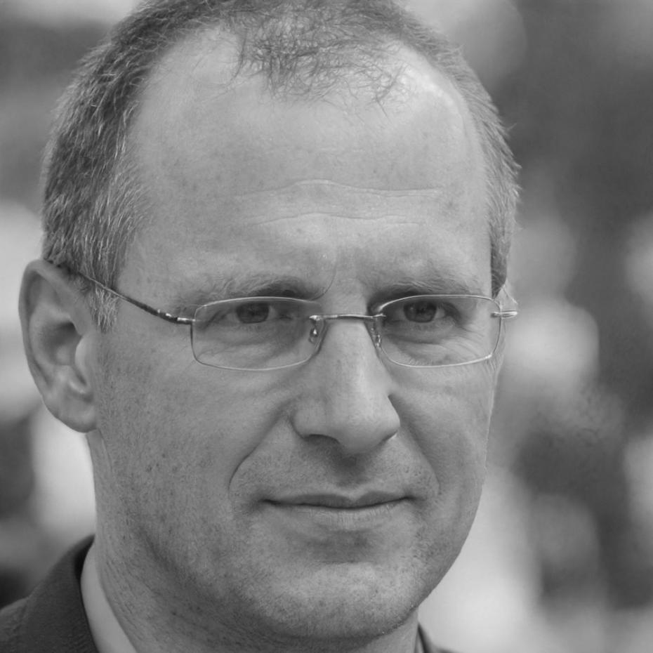 Portrait de Marc Dubois, analyste financier senior