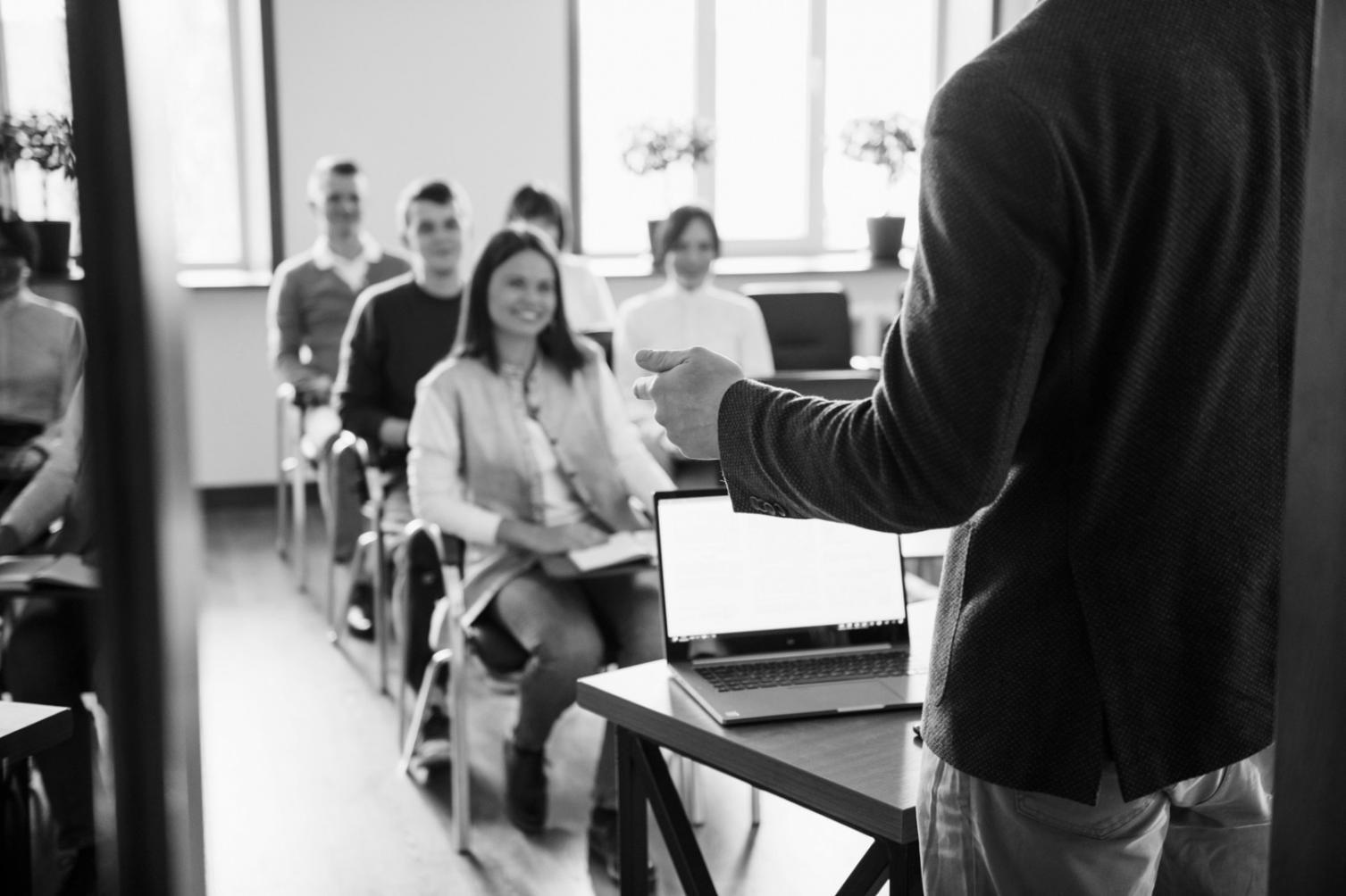 Expert en formation financière lors d'une session d'apprentissage